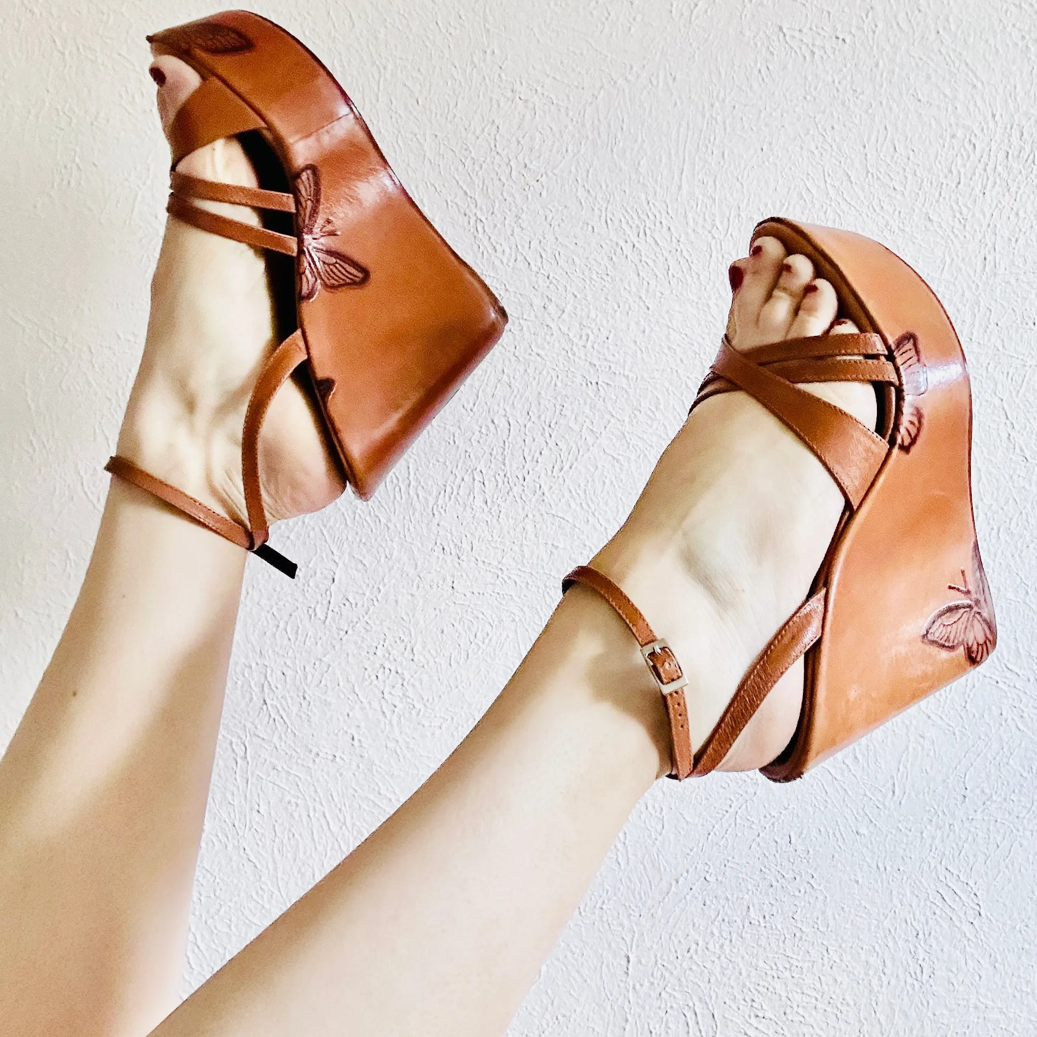 SCHUTZ LEATHER BUTTERFLY PLATFORM HEELS  // SIZE 8